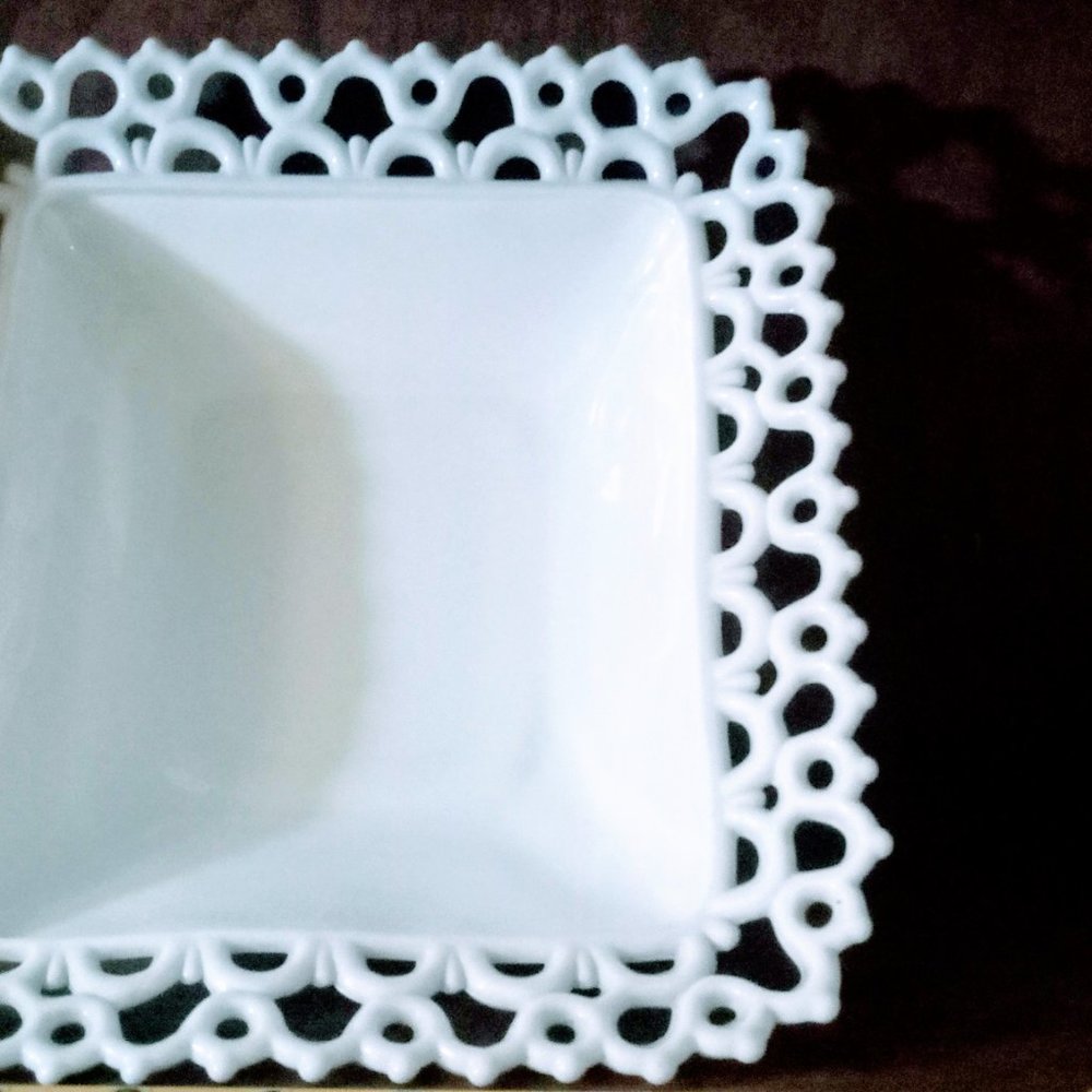 Lace Edge milk glass Serving Fruit Bowl - Picture 2 of 8